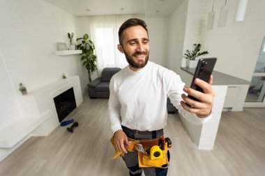 İyi günler ruh inşa Oluşturucusu inşaat Oluşturucu mühendis işçi tamirci kavramı. Neşeli mutlu yakışıklı dişlek sakallı adam olun selfie akıllı telefon almak gülen in fotoğraf portre kadar kapatın
