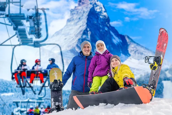 山の冬の休暇を楽しんで幸せな家族 高山で太陽を雪で遊んでいます 冬の休日 — ストック写真