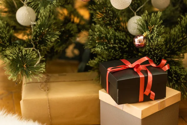 Hermosas Cajas Regalo Navidad Suelo Cerca Del Abeto Habitación — Foto de Stock