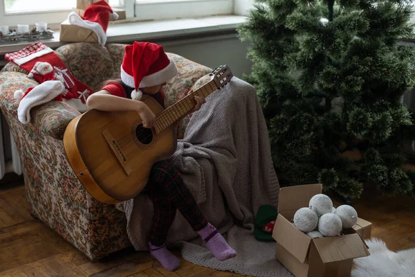 Child Playing Guitar Singing Christmas Tree — Stock Photo, Image