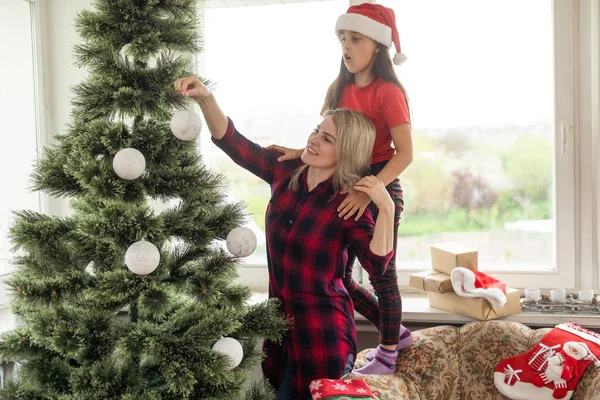 Mãe Filha Atraentes Vestindo Roupas Inverno Decorando Árvore Natal Casa — Fotografia de Stock