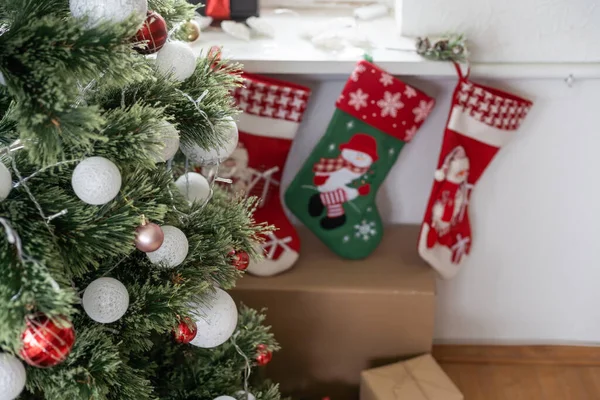 크리스마스 트리가 아름다운 성냥개비 선물들이 — 스톡 사진