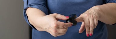 Solunum sistemi fonksiyonunun değerlendirilmesi. Nabız oksimetresi kullanan yaşlı bir hastada kan doygunluğu ve nabız ölçümü. Sağlık ve İlaç