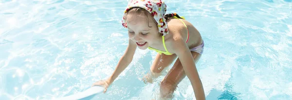 Natación Niña Jugando Agua Azul Espacio Para Texto — Foto de Stock