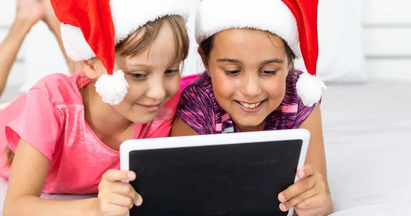 Emocionado Pequenas Crianças Irmãs Divertir Navegando Jogando Gadget Tablet Moderno — Fotografia de Stock