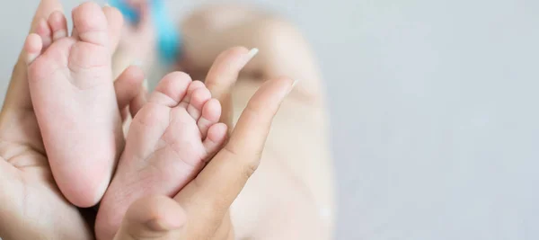 Padres Sosteniendo Las Manos Los Pies Del Bebé Recién Nacido —  Fotos de Stock