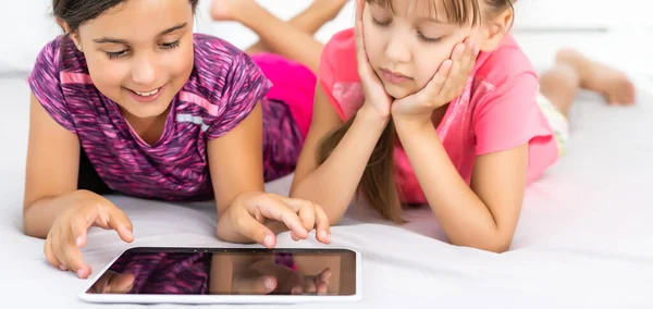 Little Girls Using Tablet Computer Art Board Painting Together — Stock Photo, Image
