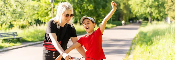 Schöne Und Glückliche Junge Mutter Die Ihrer Tochter Das Fahrradfahren — Stockfoto