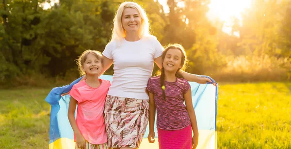 Drapeau Ukraine Dans Les Mains Petite Fille Dans Champ Enfant — Photo