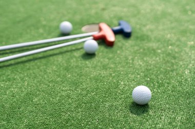 Minyatür golf delik ile sopa ve top yakın çekim.