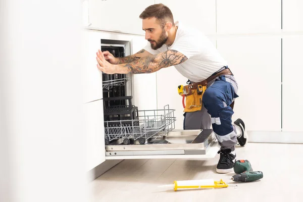 Young Repairman Service Worker Repairing Dishwasher Appliance Kitchen — Stock Photo, Image