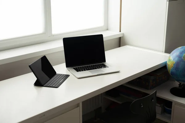 Laptop Tablet White Table — Fotografia de Stock