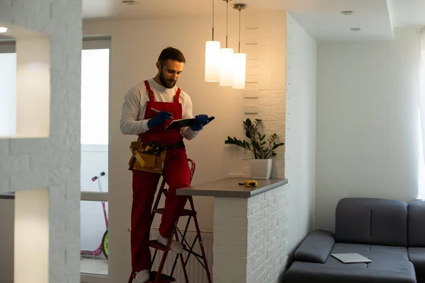 Elektriker Arbetare Installation Elektriska Lampor Ljus Inne Lägenhet Koncept För — Stockfoto