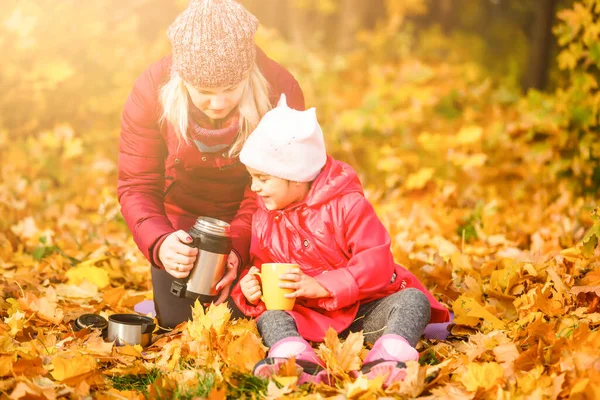 Autumn Walk Mom Pours Warm Tea Her Thermos Her Daughters — стокове фото