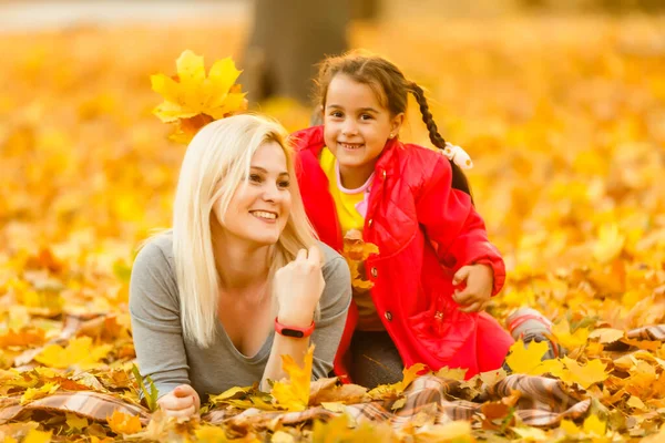 Felice Genitore Bambino Possesso Autunno Foglie Gialle All Aperto — Foto Stock