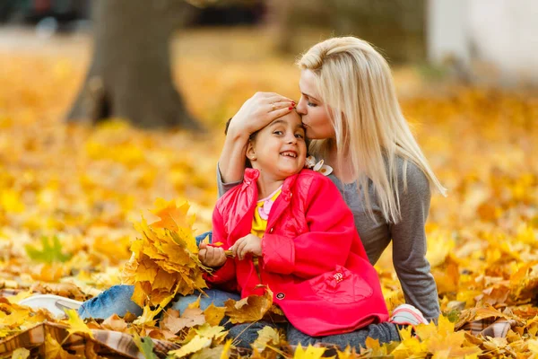 Woman Daughter Outdoor Having Fun Autumn Park — Foto Stock