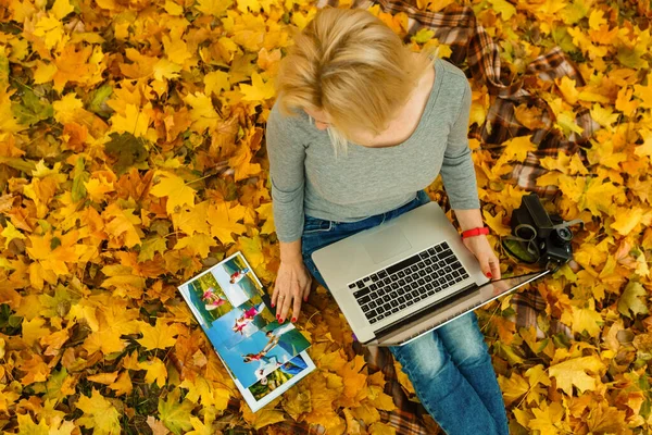 Woman Laptop Photo Book Autumn Park — Stockfoto
