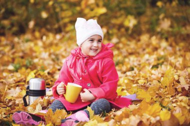 Mutlu küçük çocuk, küçük kız gülerek ve oynayarak sonbaharda doğa yürüyüşünde