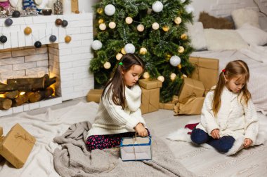 iki küçük kız Noel arka planda.