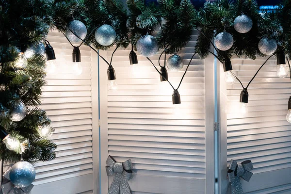 Weiße Wand Weihnachten Hintergrund Mit Glänzenden Lichtern — Stockfoto
