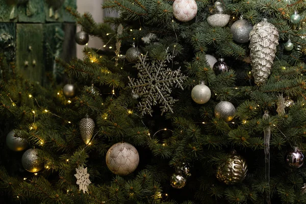 Yeşil Bir Noel Ağacının Süslü Süslemeleri Toplar Şekerler Kozalaklar Dekore — Stok fotoğraf