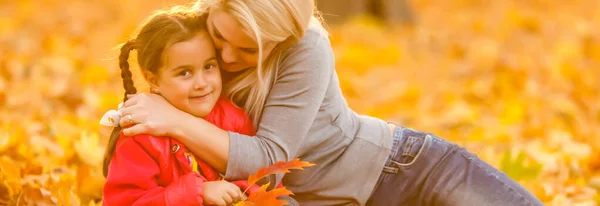 Mãe Com Pouco Parque Outono Filha — Fotografia de Stock