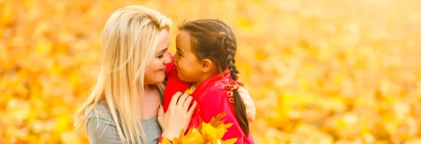 Feliz Familia Madre Con Hija Jugando Riendo Paseo Otoño — Foto de Stock