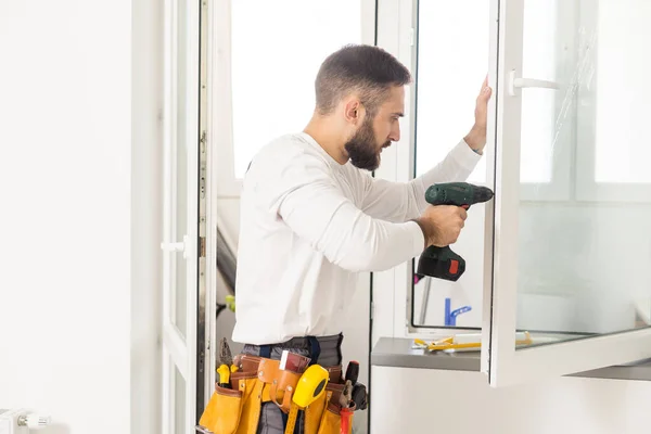 Hombre Servicio Instalando Ventana Con Destornillador —  Fotos de Stock