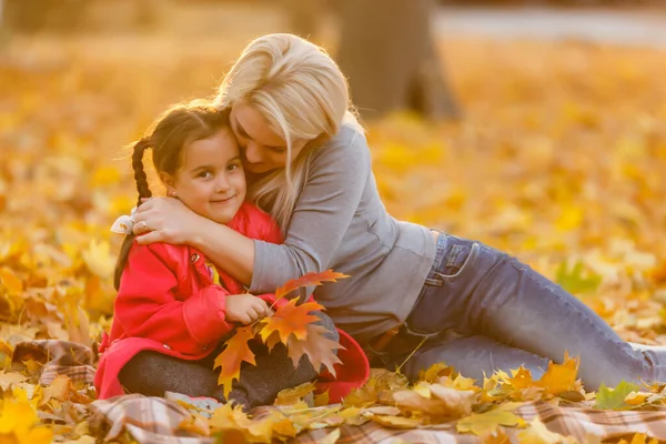 妈妈带着小女儿的秋天公园 — 图库照片
