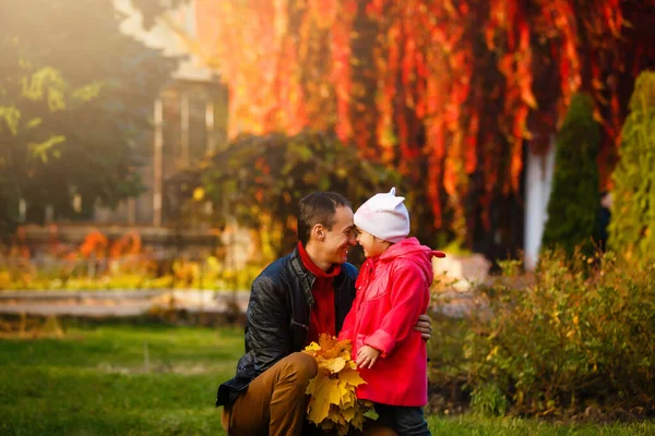 Padre Hija Abrazan Ríen Parque Otoño —  Fotos de Stock