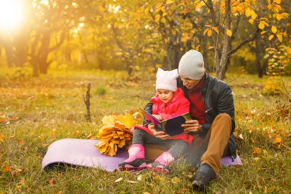 Happy Family Daughter Kissing Hugging Her Dad Walk Autumn Leaf — Stock Photo, Image