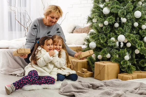 Vrolijk Kerstfeest Fijne Feestdagen Oma Kinderen Ochtend Kerstmis Portret Liefhebbende — Stockfoto