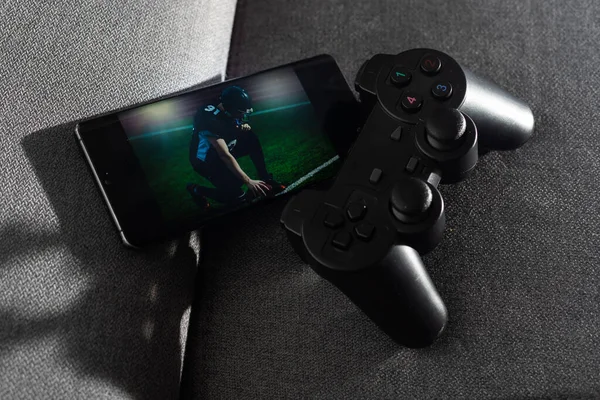 Smartphone Και Δύο Παιχνίδια Joysticks Μινιμαλισμός Ιδέα Του Cybersport Ροή — Φωτογραφία Αρχείου