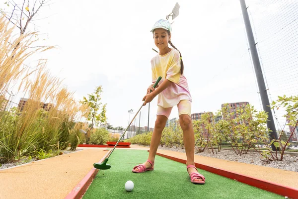 Beautiful Little Girl Playing Mini Golf — Zdjęcie stockowe