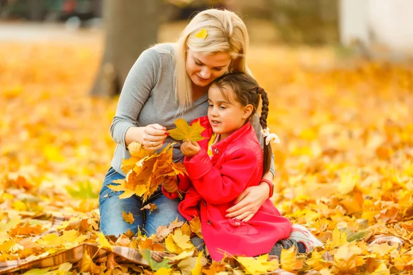 Söt Familjevandring Höst Park Mor Med Liten Dotter — Stockfoto