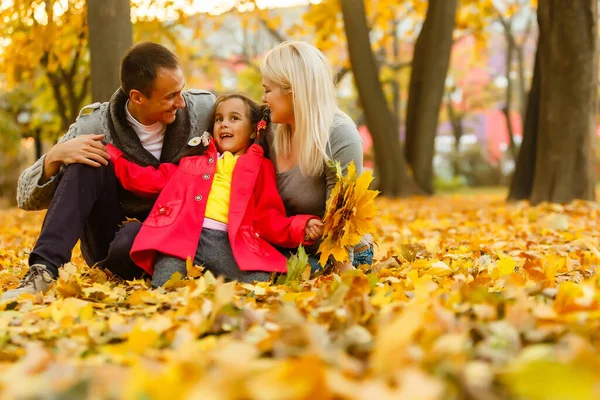 Happy Family Sitting Beautiful Autumn Park — Stok fotoğraf
