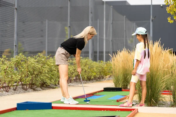 Detail Young Woman Daughter Playing Mini Adventure Golf Beautiful Sunny — Zdjęcie stockowe