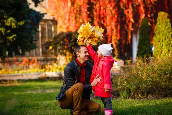 Mutlu Bir Aile Babası Kızı Sonbahar Yaprağında Yürüyüş Yaparken Parkta — Stok fotoğraf