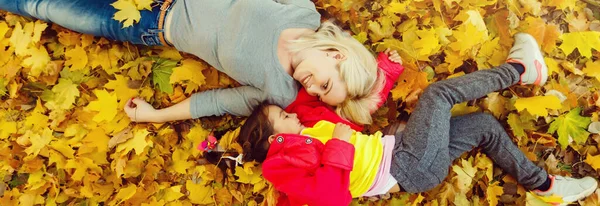 Anne Kızı Sonbahar Sarı Parkında — Stok fotoğraf
