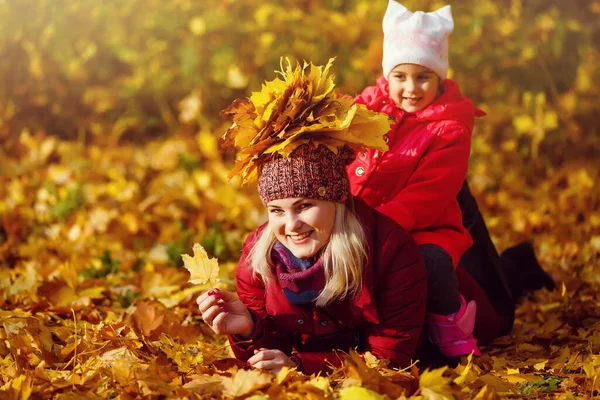 Família Feliz Mãe Criança Pequena Filha Brincam Abraço Passeio Outono — Fotografia de Stock