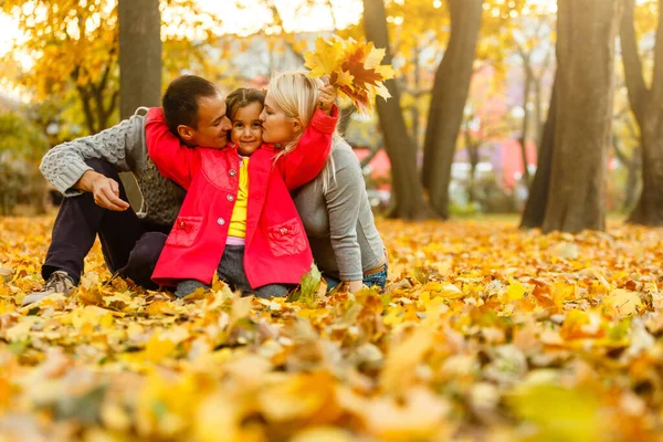 Mutlu Aile Güzel Sonbahar Park Dinlenme — Stok fotoğraf
