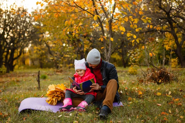 Щасливий Батько Дочка Сидять Читають Книгу Осінньому Парку Жовтому Листі — стокове фото