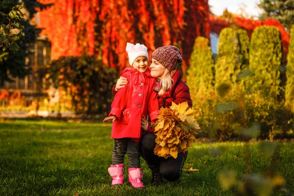 Anya Lánya Egy Őszi Parkban — Stock Fotó