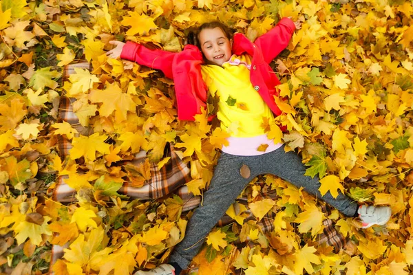 Счастливая Маленькая Девочка Лежит Желтых Листьях Осеннем Парке — стоковое фото