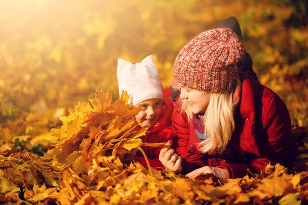 Família Feliz Mãe Criança Pequena Filha Brincando Rindo Outono Natureza — Fotografia de Stock