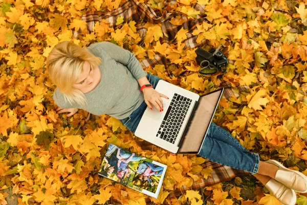 Söt Kvinna Med Laptop Höstparken Skönhet Natur Scen Med Färgglada — Stockfoto