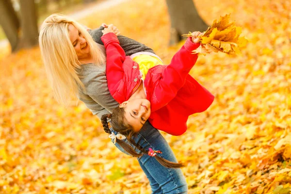 Urocza Rodzina Spacerów Jesiennym Parku Matka Małą Córką — Zdjęcie stockowe