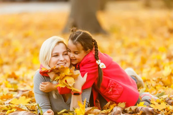 Jovem Mãe Brincando Com Sua Filha Parque Outono — Fotografia de Stock