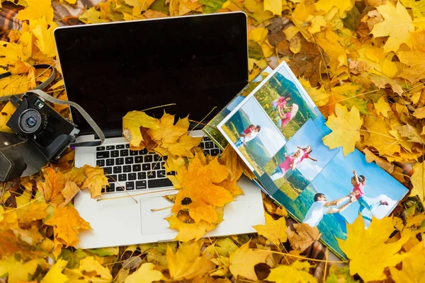 Photobook Elegante Laptop Álbum Fotos Outono — Fotografia de Stock
