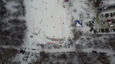 Kayak merkezindeki yamaçta İHA görüntüsü. Orman ve kayak pisti havadan. İnsansız hava aracının kış manzarası. Kayak merkezindeki karlı manzara. Hava fotoğrafçılığı.